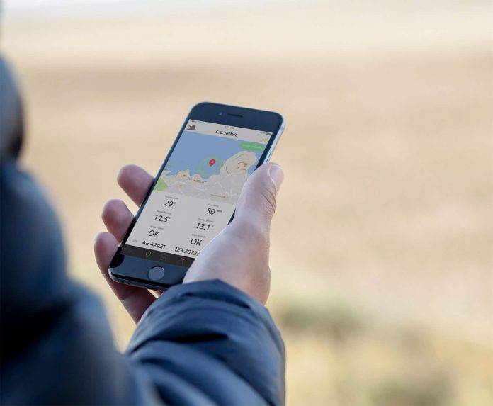 a guy using the Barnacle app on his iPhone